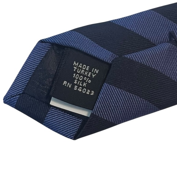 Banana Republic 100% Silk Tie Blue & Navy Diagonal Stripe | Classic Workwear - Picture 4 of 5